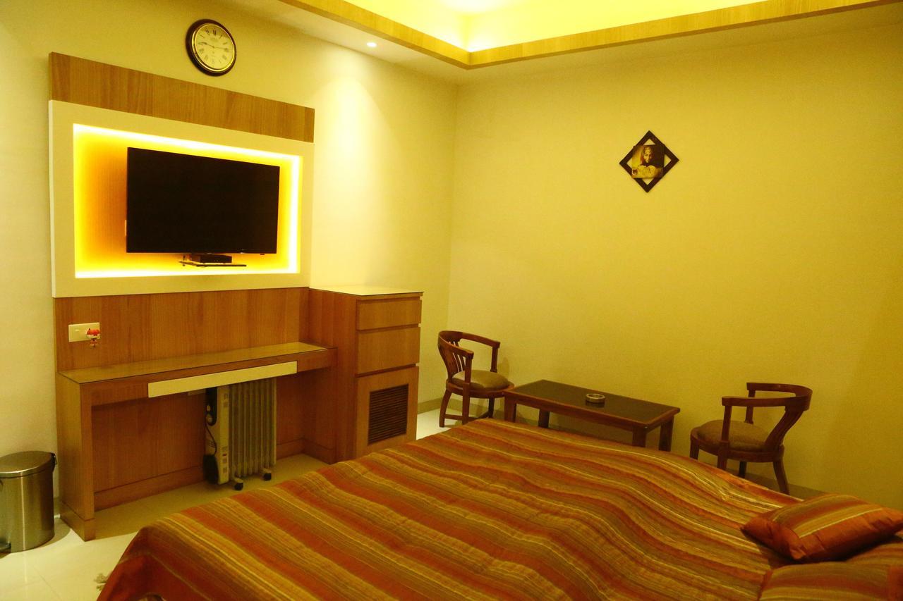 Hotel Deepali Sāgar エクステリア 写真